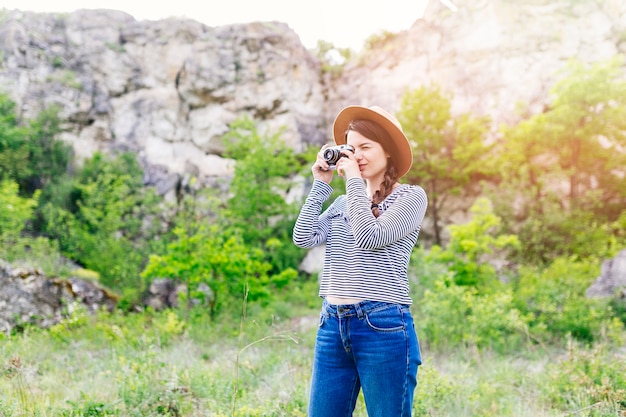 Femme prenant des photos dans la nature