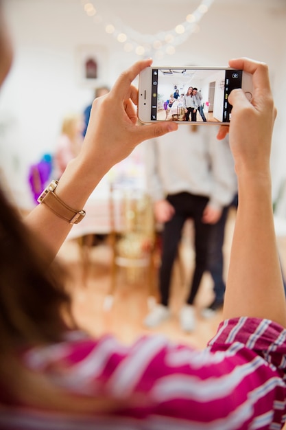 Femme prenant des photos à la fête d&#39;anniversaire