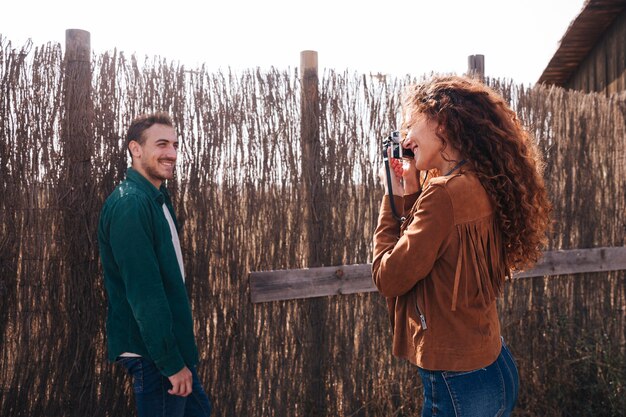 Femme prenant des photos d'un homme