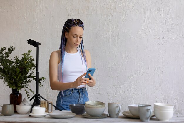 Femme prenant des photos pour son entreprise avec des ustensiles de cuisine