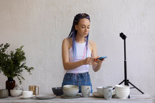 Femme prenant des photos pour son entreprise avec des ustensiles de cuisine