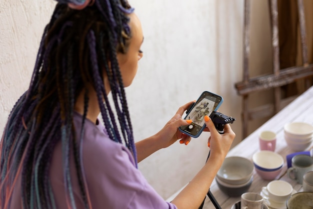 Femme Prenant Des Photos Pour Son Entreprise