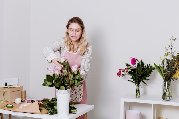 Femme prenant rose pour le bouquet