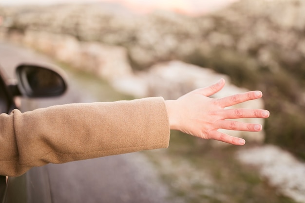 Femme prenant sa main en voiture