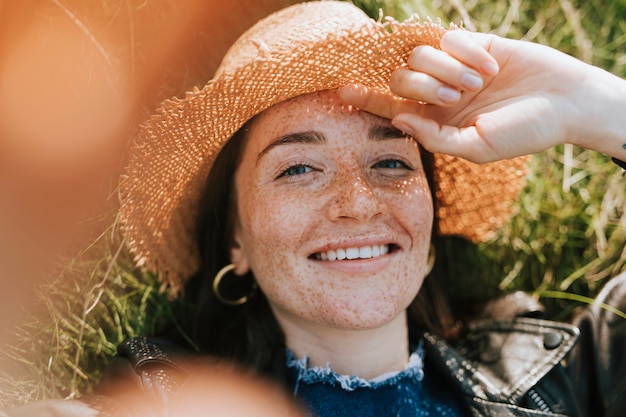 Femme prenant un selfie dans un parc