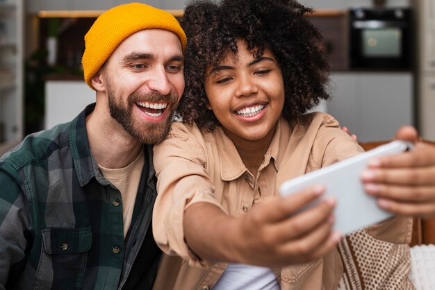 Femme prenant des selfies avec bel homme