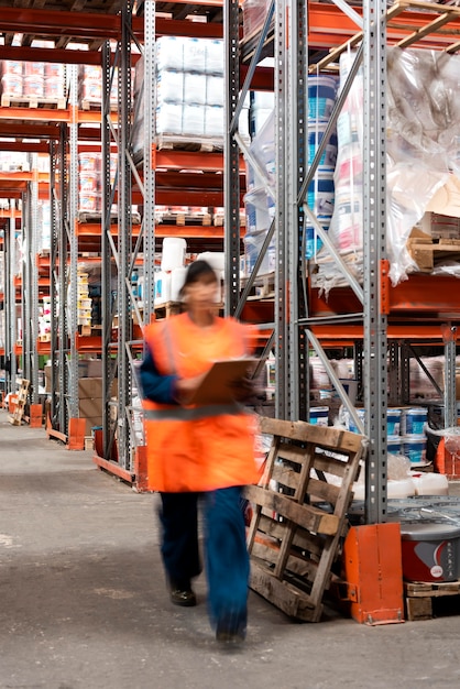 Femme prenant soin de la logistique d'entrepôt