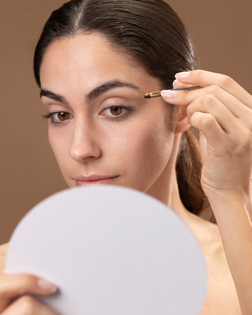 Femme prenant soin de ses sourcils