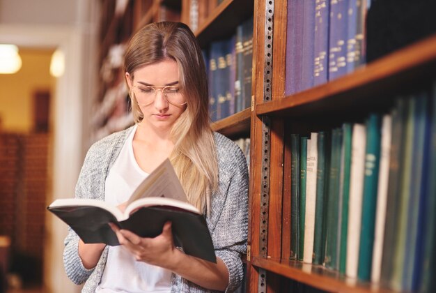 La femme prend plaisir à lire des livres