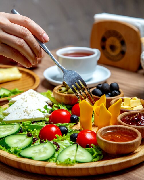 Femme, prendre, cheddar, fromage, tranche, servi, petit déjeuner, plateau