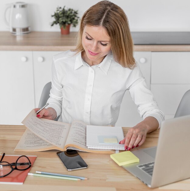 Femme préparant un cours en ligne