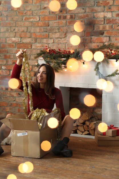 Femme préparant la décoration de Noël à la maison