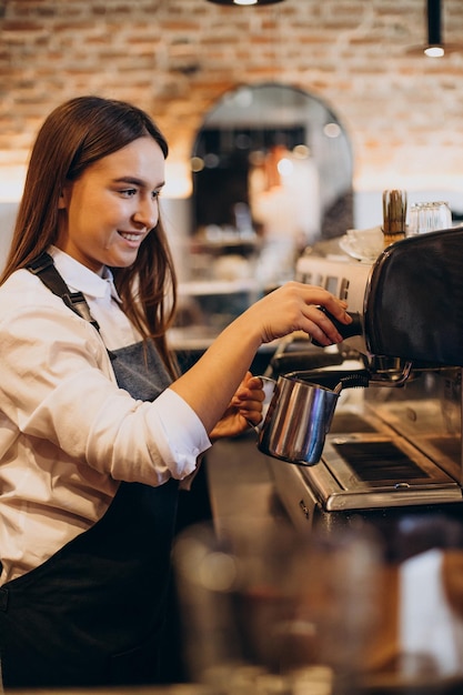 Femme préparant du café dans un café