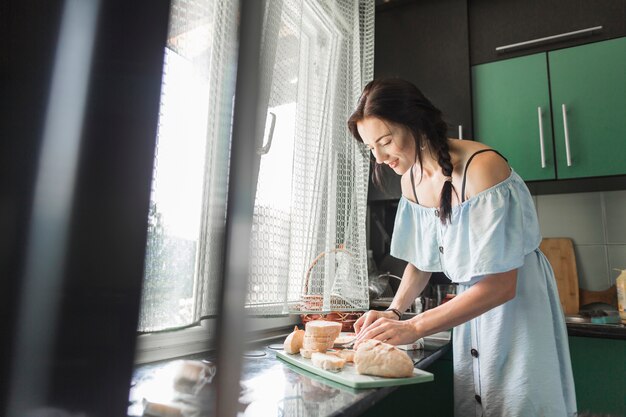 Femme préparant le petit déjeuner dans la cuisine