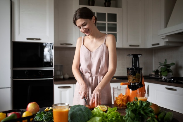 Femme préparant sa recette de jus