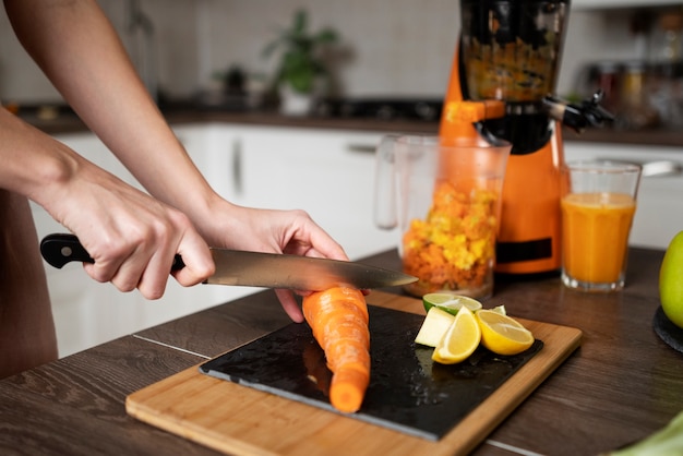 Photo gratuite femme préparant sa recette de jus