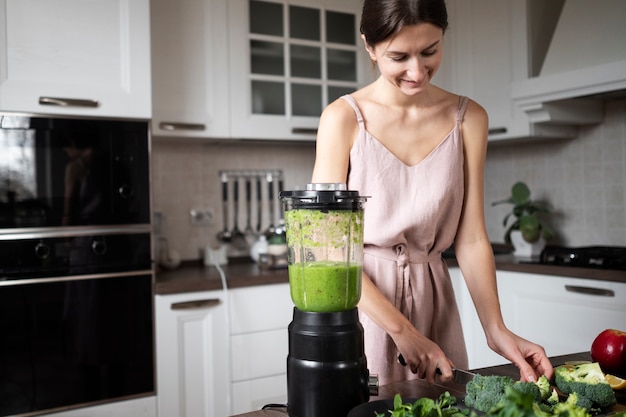 Photo gratuite femme préparant sa recette de jus