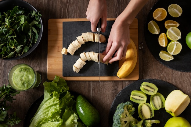 Femme préparant sa recette de jus