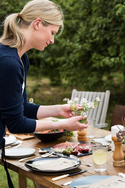 Photo gratuite femme préparant la table