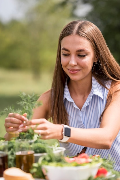 Femme, préparer, nourriture, pour, barbecue