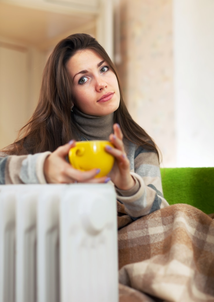 Photo gratuit femme près du chauffe-eau athome