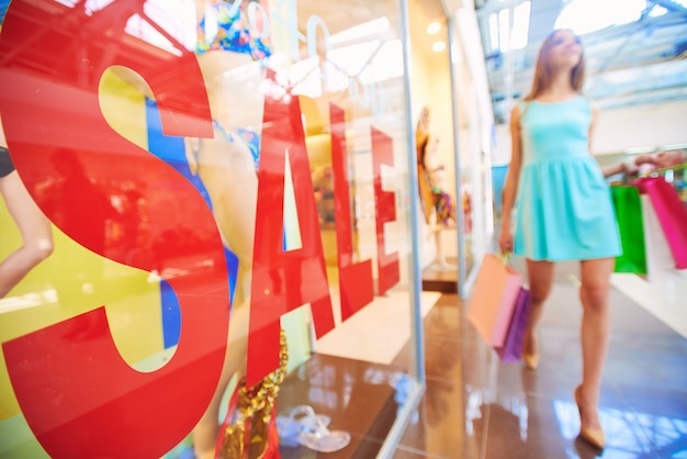 Femme près d&#39;une vitrine