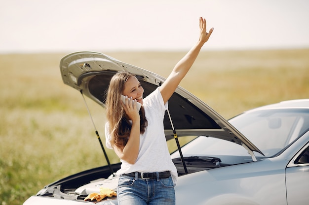 Photo gratuite femme près d'une voiture cassée appeler à l'aide