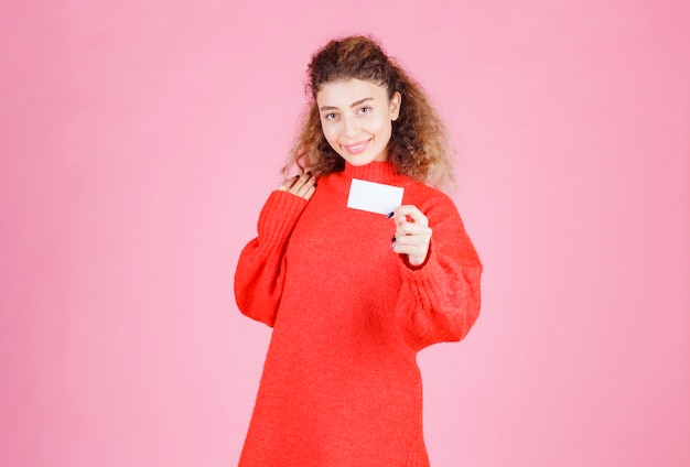 femme présentant sa carte de visite ou reçu d'autres personnes.