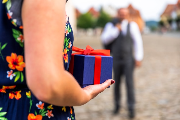 Femme prête à donner un cadeau