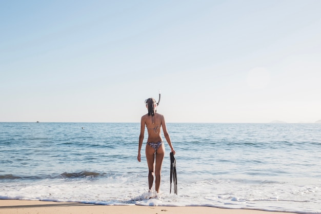 Femme prête pour la plongée