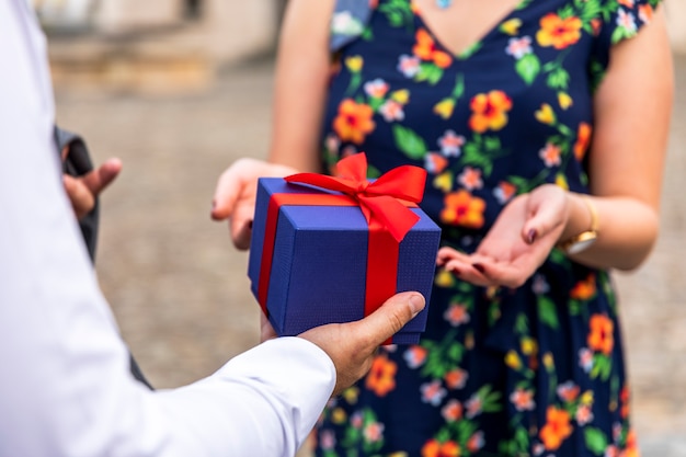 Photo gratuite femme prête à recevoir un joli cadeau