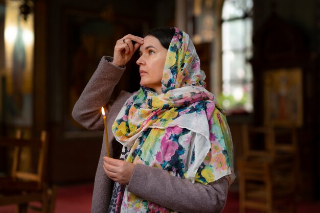 Femme priant à l'église pour le pèlerinage religieux