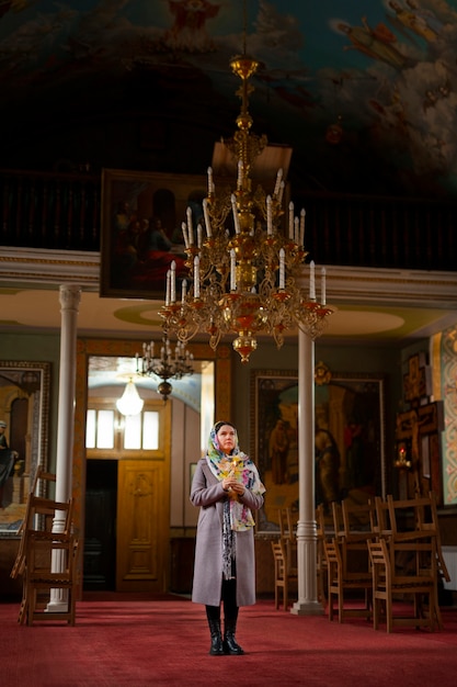 Femme priant à l'église pour le pèlerinage religieux