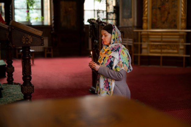 Photo gratuite femme priant à l'église pour le pèlerinage religieux