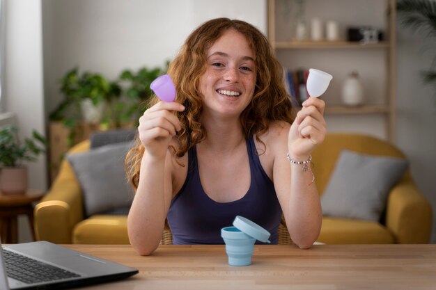 Femme avec des produits menstruels réutilisables