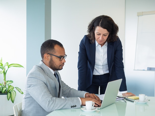 Femme Professionnelle Aidant Un Nouvel Employé