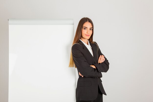 Femme professionnelle au bureau avec tableau blanc