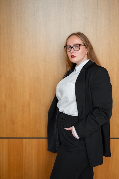 Femme professionnelle en costume élégant au bureau