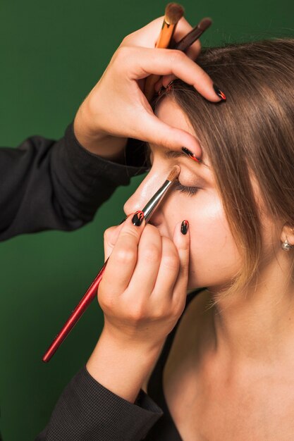 Femme professionnelle maquillant les yeux d&#39;une fille