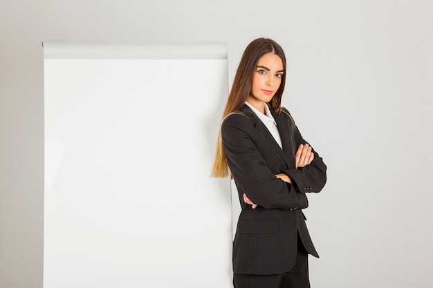 Femme professionnelle sérieuse et tableau blanc