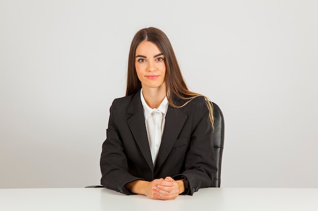 Femme professionnelle à son bureau