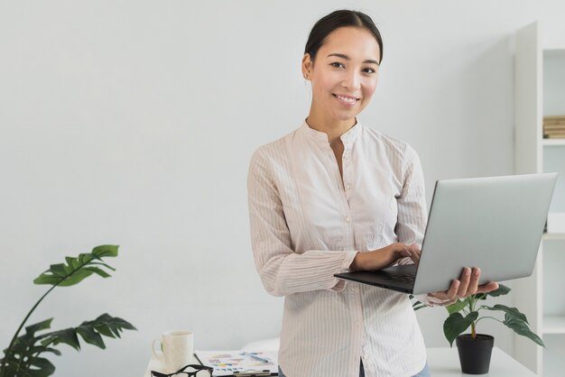 Femme professionnelle souriante