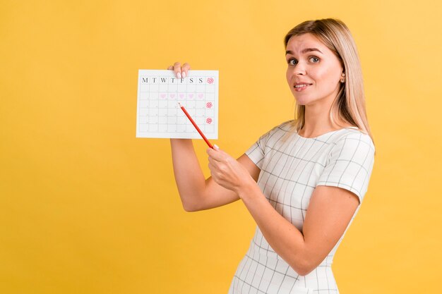 Femme de profil montrant ses règles