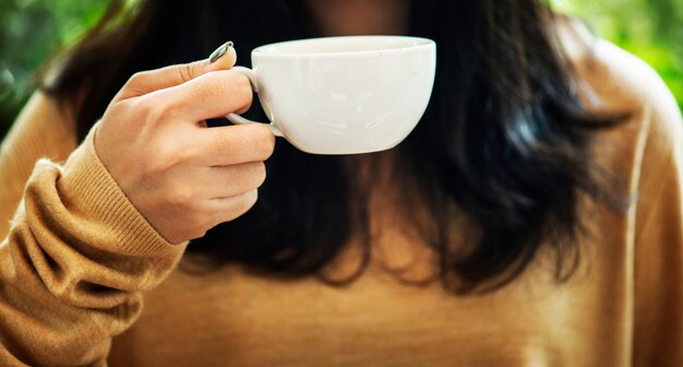 Femme profitant du café le week-end