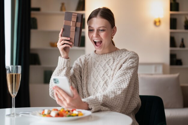 Femme profitant de son rendez-vous virtuel