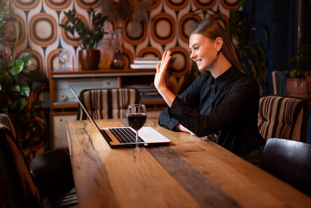 Femme profitant de son rendez-vous virtuel