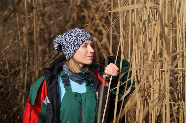 Photo gratuite femme profiter d'une belle vue sur la nature