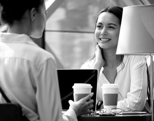 Femme profiter de café du matin