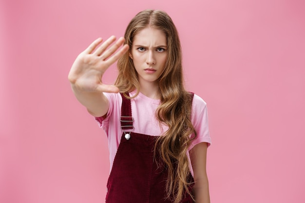 Une femme proteste contre le test de produits sur des animaux à l'air sérieux, une jeune fille confiante avec de longs cheveux ondulés...