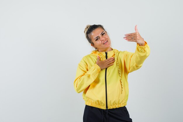 Femme provoquant un combat en costume de sport et à la recherche de confiance. vue de face.